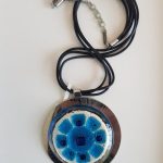Halskette Brilliance mit mit Glasanhänger Blue Flower Fusing (Lederband)