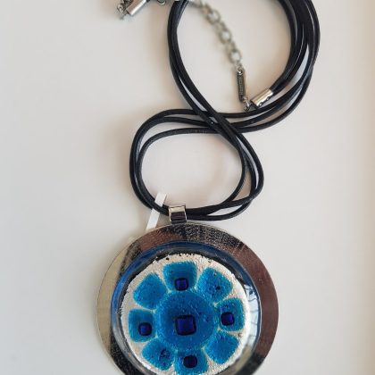 Halskette Brilliance mit mit Glasanhänger Blue Flower Fusing (Lederband)