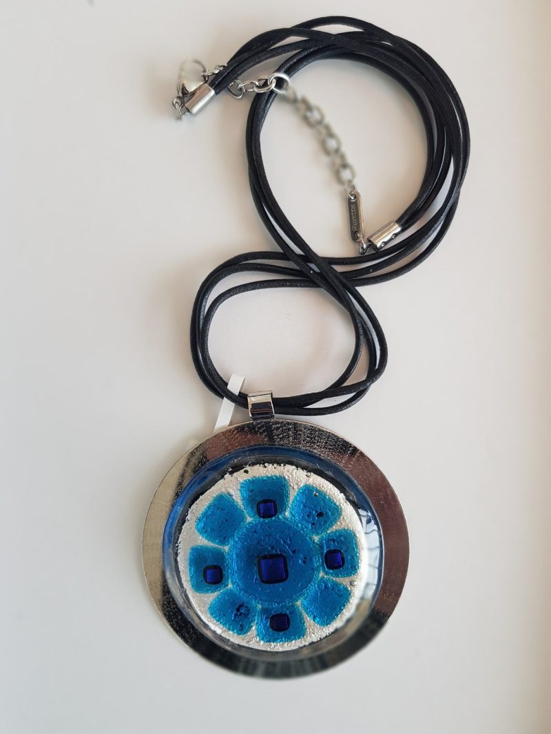 Halskette Brilliance mit mit Glasanhänger Blue Flower Fusing (Lederband)