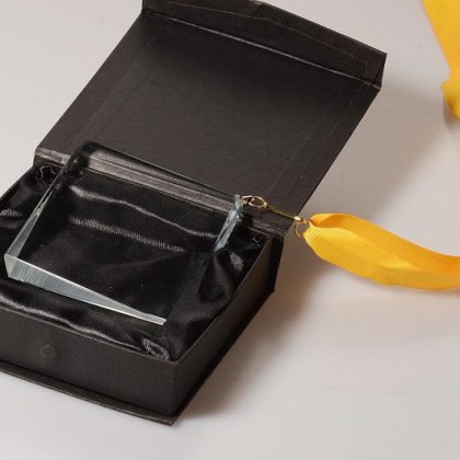 Glas-Medaille Quadrat Pokal inkl Band und Geschenkverpackung