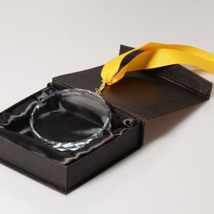 Glas Medaille Rund geschliffen Pokal 8cm inkl. Band und Geschenkbverpackung